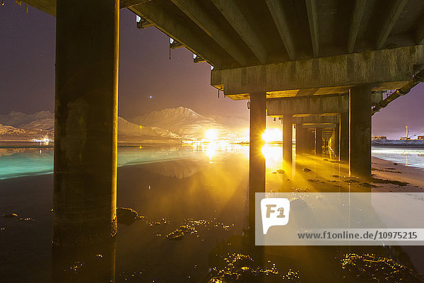 Sonnenuntergang unter der Brücke des Port of Valdez Container Terminal  Valdez  Süd-Zentral-Alaska  Winter