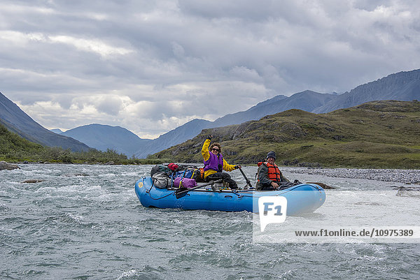 Flößer genießen den Tag entlang der Marsh Fork des Canning River im Arctic National Wildlife Refuge  Sommer  Alaska