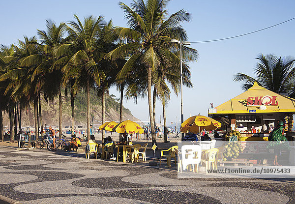Essens- und Getränkekiosk am Strand der Copacabana; Rio de Janeiro  Brasilien'.