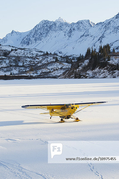 Piper PA-18 Super Cub auf Skiern mit den Kenai Mountains im Hintergrund  Southcentral Alaska.