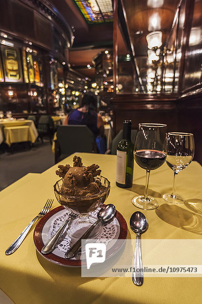 Eiscreme mit Walnüssen und Wein in einem Restaurant; Buenos Aires  Argentinien