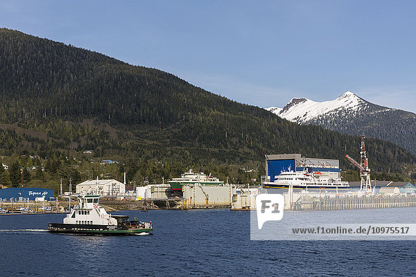 Die Flughafen-Passagierfähre fährt vor den Docks und Werften am Hafen vorbei  Ketchikan  Südost-Alaska  Frühling