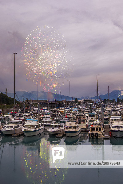 Feuerwerk zum Unabhängigkeitstag über dem Bootshafen in Valdez  Süd-Zentral-Alaska