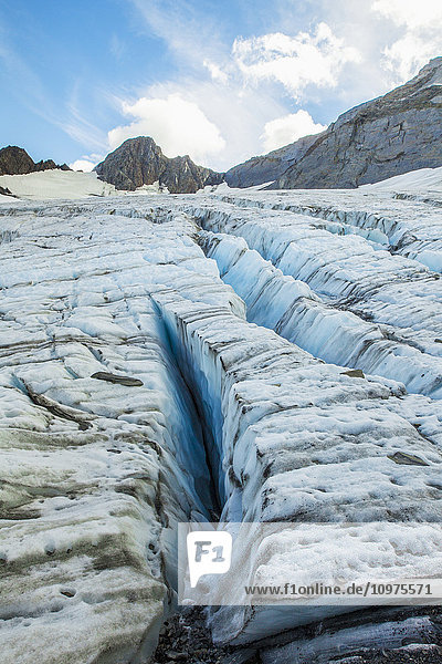 Gletscherspalten bedecken einen unbenannten Gletscher in den Chugach Mountains  in der Nähe von Valdez; Alaska  Vereinigte Staaten von Amerika'.