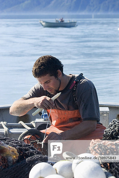 Kommerzielle Fischerei Decksarbeiter  die Netze auf Booten reparieren Port Valdez Prince William Sound Southcentral Alaska