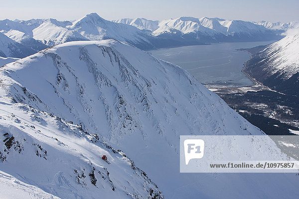 Abfahrtsläufer auf Max's Mountain mit Blick auf Girdwood und die Turnagain Arm und Kenai Mountains  Süd-Zentral-Alaska  Winter