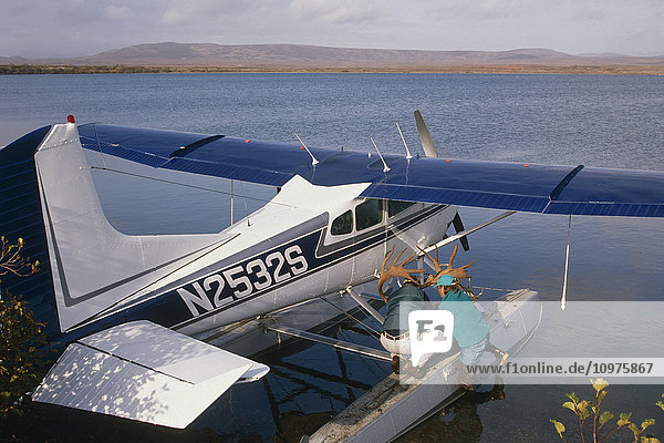 Jäger binden Karibu-Geweihe an Cessna 185 Wasserflugzeug für Flyout auf erfolgreicher Jagd Westalaska Herbst