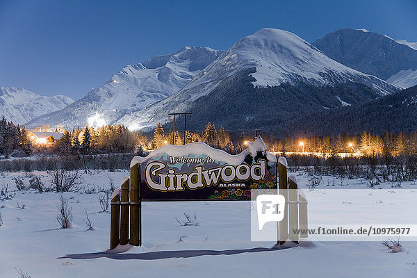 Willkommen in Girdwood Alaska Zeichen und die Chugach Mountains auf einer mondbeschienenen Nacht  Southcentral Alaska  Winter
