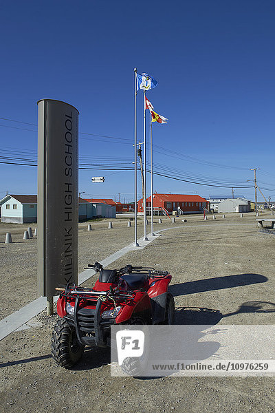ATV geparkt vor der Kiilinik High School; Cambridge Bay  Victoria Island  Nunavut  Kanada'.