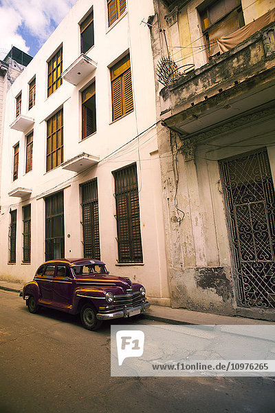 Oldtimer auf einer Straße geparkt; Havanna  Kuba'.