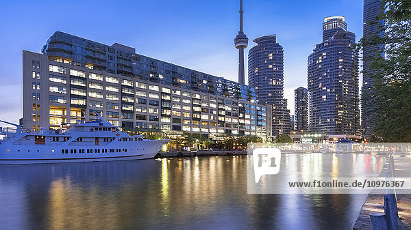 Yacht vor Anker am Queens Quay an der Harbourfront; Toronto  Ontario  Kanada'.
