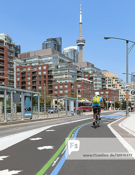 Radfahrer auf dem Radweg an der Harbourfront; Toronto  Ontario  Kanada'.