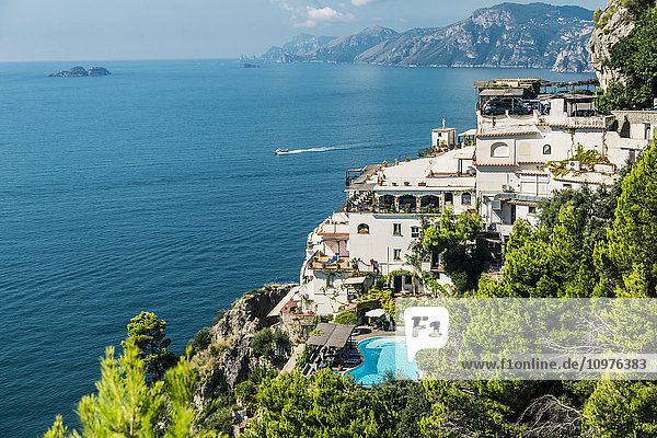 Einige der luxuriösen Resorts  Pools und Häuser an der Küstenstraße von Amalfi  Italien  hoch oben in den Bergen über dem Mittelmeer; Amalfi  Provinz Salerno  Italien'