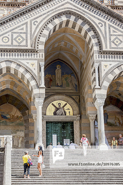 Die detaillierte romanische Architektur und der gewölbte Eingang des historischen Doms von Amalfi; Amalfi  Provinz Salerno  Italien