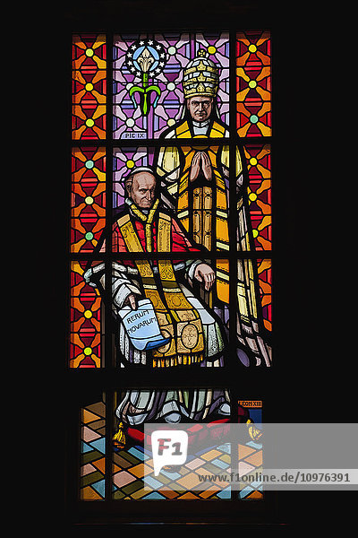 Detail der Glasfenster der Basilika-Kathedrale Saint-Michel; Sherbrooke  Quebec  Kanada'.