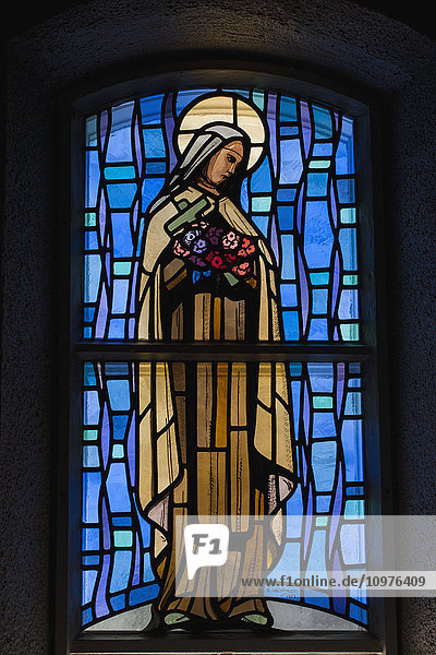 Detail eines Heiligen in den Glasfenstern der Basilika-Kathedrale Saint-Michel; Sherbrooke  Quebec  Kanada'.