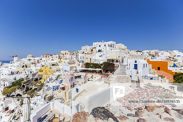 Die Stadt Oia mit der traditionellen Windmühle und den weiß getünchten Dorfgebäuden; Satorini  Griechische Inseln  Griechenland'.