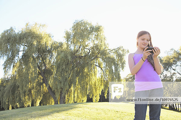 Mädchen im Freien mit Smartphone; Toronto  Ontario  Kanada'.