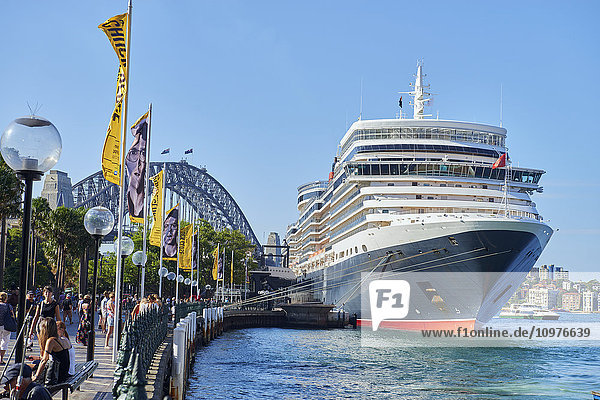 MS Queen Elizabeth  festgemacht im Hafen von Sydney; Sydney  Australien
