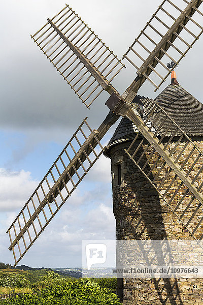 Nahaufnahme einer Steinwindmühle mit Holzflügeln; Plouezec  Bretagne  Frankreich'.