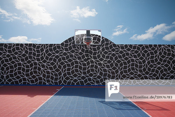 Basketballnetz und bemalte Wand; Toronto  Ontario  Kanada'.