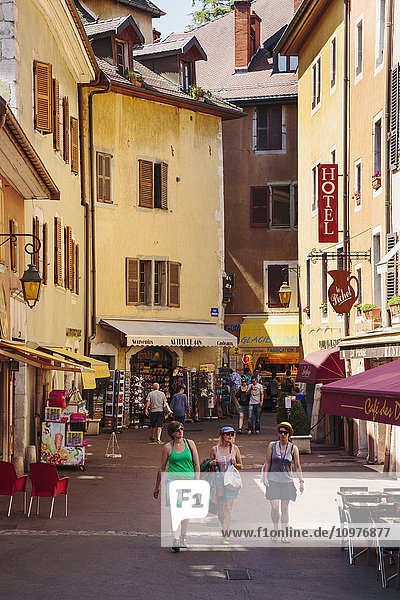 Typische Straßenszene in der Altstadt  Rue Perriere; Annecy  Departement Haute-Savoie  Rhone-Alpes  Frankreich'.