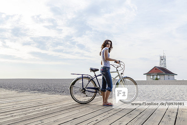 Mädchen mit Fahrrad auf einer Strandpromenade; Toronto  Ontario  Kanada'.