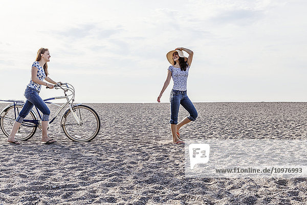 Zwei Mädchen  die mit dem Fahrrad am Strand spazieren gehen; Toronto  Ontario  Kanada'.