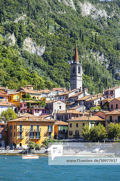 Blick von der Fähre auf das Dorf Varenna am Comer See; Varenna  Lombardei  Italien'.
