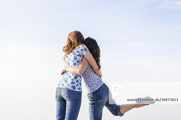 Zwei Mädchen  die ihre Arme umeinander legen; Toronto  Ontario  Kanada