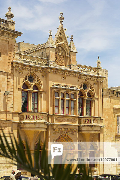 Klassisches Haus im gotischen Stil am Platz der St. Paul's Cathedral; Mdina  Malta'.