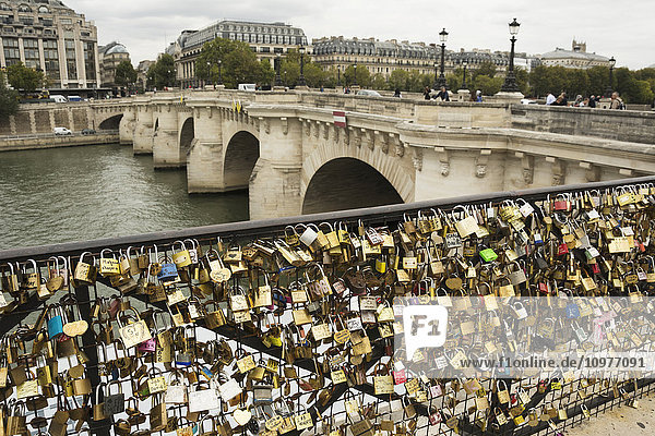 Ein mit Liebesschlössern übersäter Zaun entlang der Seine; Paris  Frankreich'.