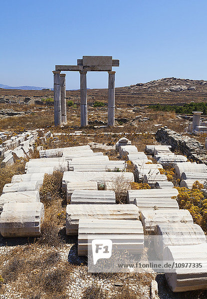 Säulen und Ruinen an der archäologischen Stätte der Insel Delos; Griechenland'.