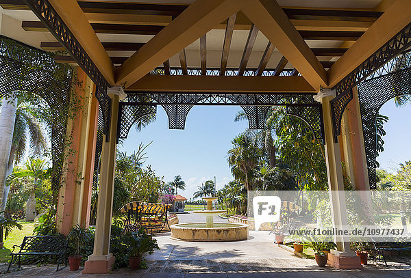 Der Blick auf den tropischen Garten und die Springbrunnen  die die Touristen auf der Veranda dieses karibischen Resorts begrüßen; Varadero  Kuba'.