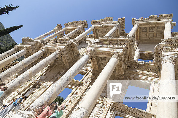 Nahaufnahme der Bibliothek des Celsus in der historischen Stätte von Ephesus; Ephesus  Izmir  Türkei'.