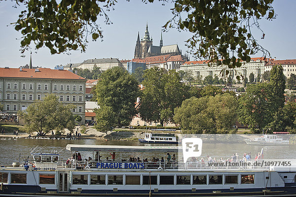 Flussschifffahrt mit Touristen auf der Vlatava; Prag  Tschechische Republik'.