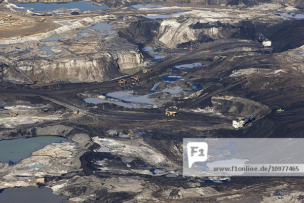 Betrieb in der Muskeg River Mine  Teil des Albian Sands Ölsandprojekts in der Nähe von Fort Mcmurray  Alberta