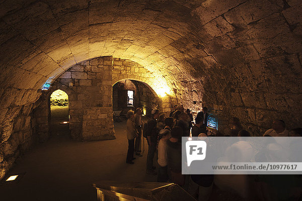 Touristen versammeln sich unter der Erde  um historische Ausstellungen zu sehen; Jerusalem  Israel'.