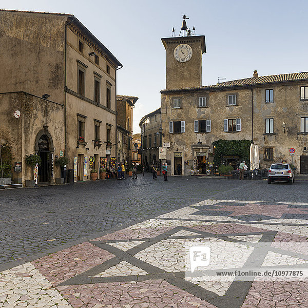 Uhrenturm und dekoratives Mauerwerk in Form eines Davidsterns auf der Straße; Orvieto  Umbrien  Italien'.