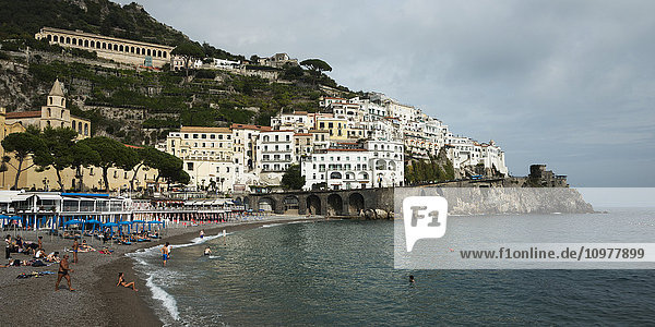 Gebäude und ein Strand an der Amalfiküste; Amalfi  Kampanien  Italien