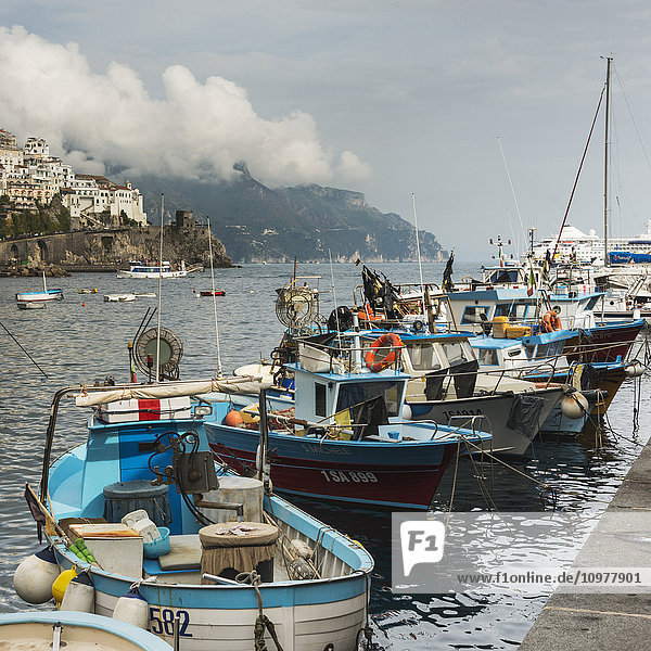 Fischerboote beim Anlegen im Hafen an der Amalfiküste; Amalfi  Kampanien  Italien'.