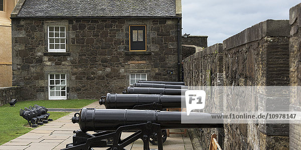 Kanonen aufgereiht an einer Steinmauer in Stirling Castle; Stirling  Schottland'.