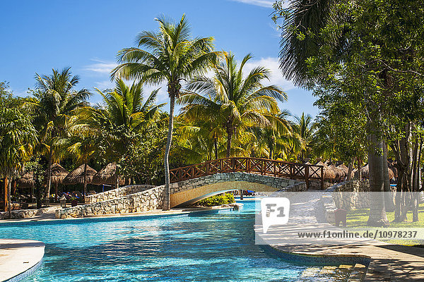 Schwimmbad und Steg in einer Ferienanlage an der Karibik; Playa del Carmen  Quintana Roo  Mexiko'.