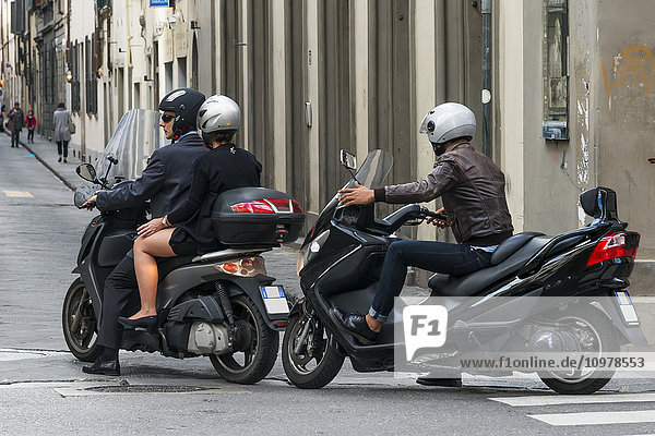 Motorradfahrer auf einer Straße; Florenz  Italien'.