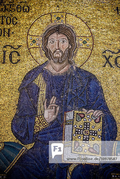 Detail des Mosaiks der Kaiserin Zoe  Christus ist in ein dunkelblaues Gewand gekleidet (wie es in der byzantinischen Kunst üblich ist)  sitzt vor einem goldenen Hintergrund  segnet mit der rechten Hand und hält die Bibel in seiner linken Hand; Istanbul  Türkei'.