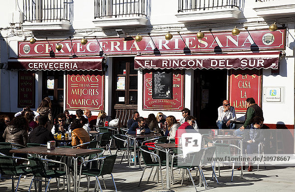 Kunden  die auf der Terrasse eines Restaurants im Freien sitzen; Medina Sidonia de la Frontera  Andalusien  Spanien'.