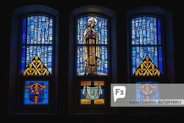 Detail der Glasfenster der Basilika-Kathedrale Saint-Michel; Sherbrooke  Quebec  Kanada'.