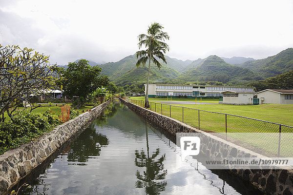 Wasserkanal in der Nähe der Grundschule; Hauula  Oahu  Hawaii  Vereinigte Staaten von Amerika'.