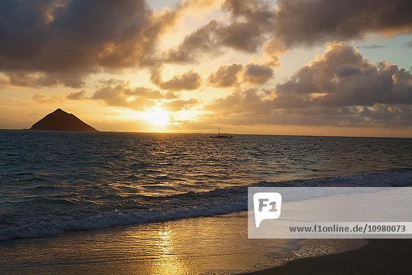 Sonnenaufgang am Lanikai Beach  Oahu  Hawaii  Vereinigte Staaten von Amerika