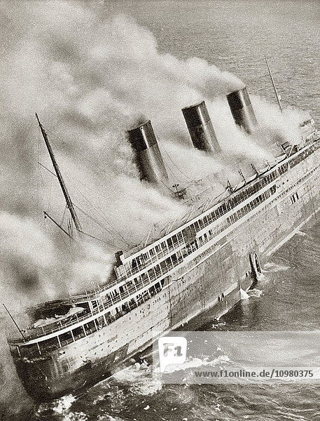 Der Ozeandampfer S.S. L'Atlantique der französischen Reederei  brennend und treibend im Jahr 1933. Aus The Story of 25 Eventful Years in Pictures  veröffentlicht 1935.